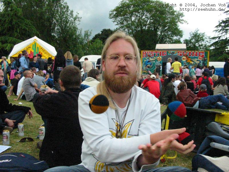 [Jochen, juggling]